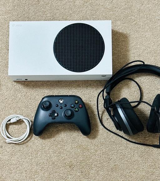  — XBox Series S - 512GB SSD Headset - Like New
