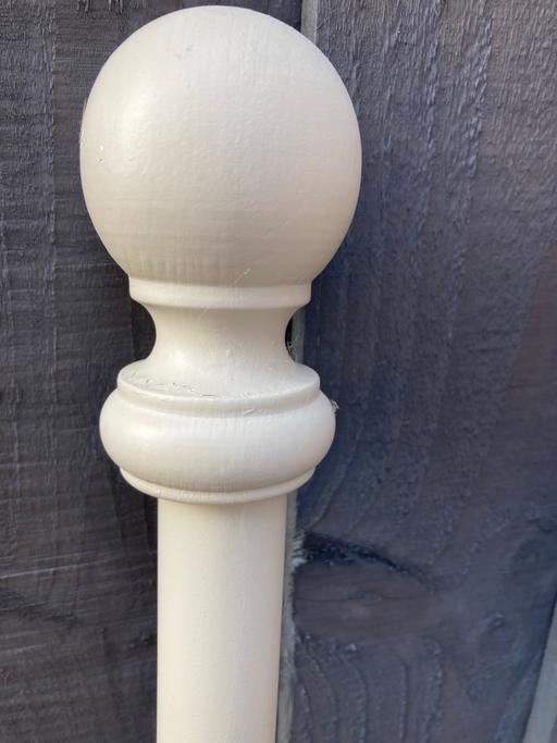  — Curtain pole