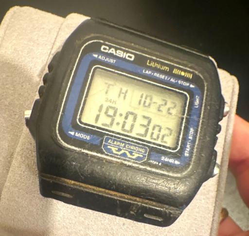  — Men’s vintage Casio watch