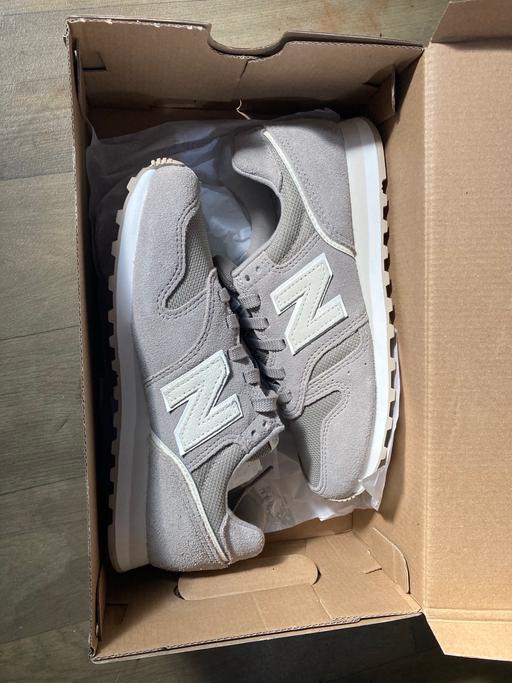  — New balance trainers size 4 brand new