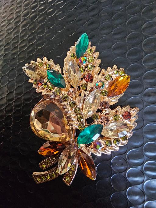  — brooch very large jewelled