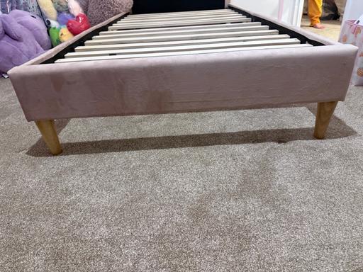  — Pink scallop single bed