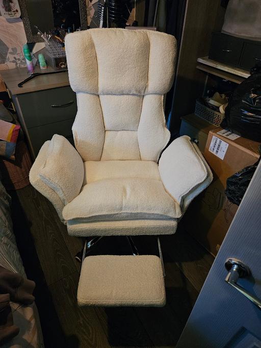  — computer chair