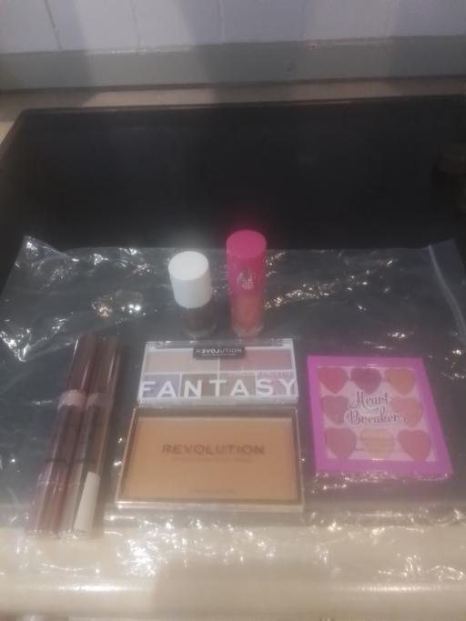  — COLLECTION OF MAKEUP