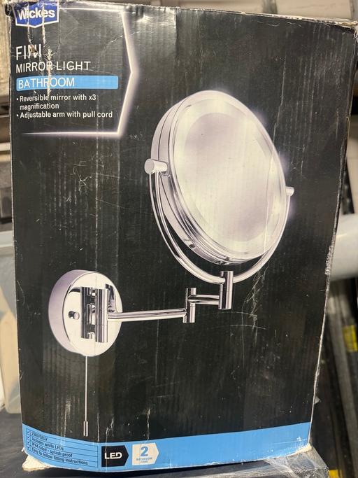  — Electric light magnifying mirror