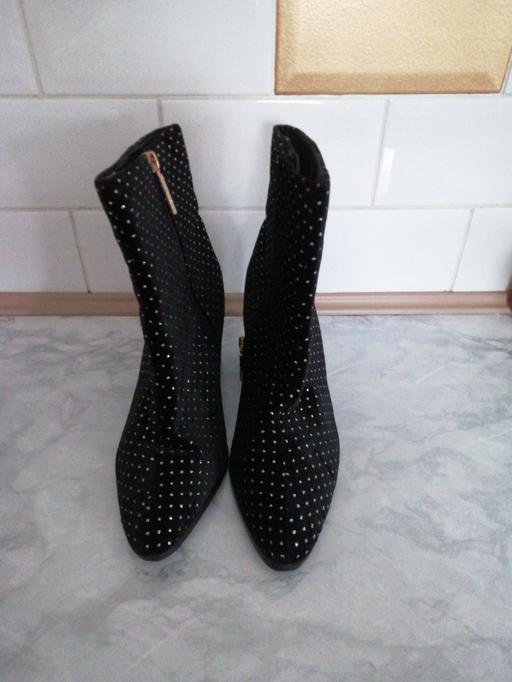  — ladies Boots size *5*