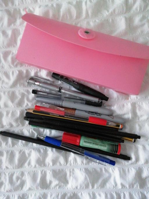  — Case & bundle of pens