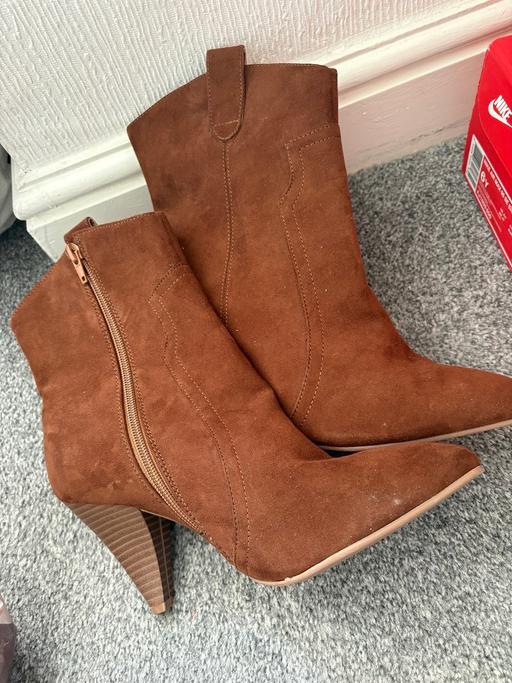  — BRAND NEW Boots
