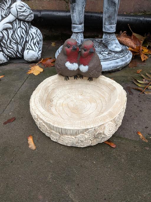  — Robins Bird Feeder