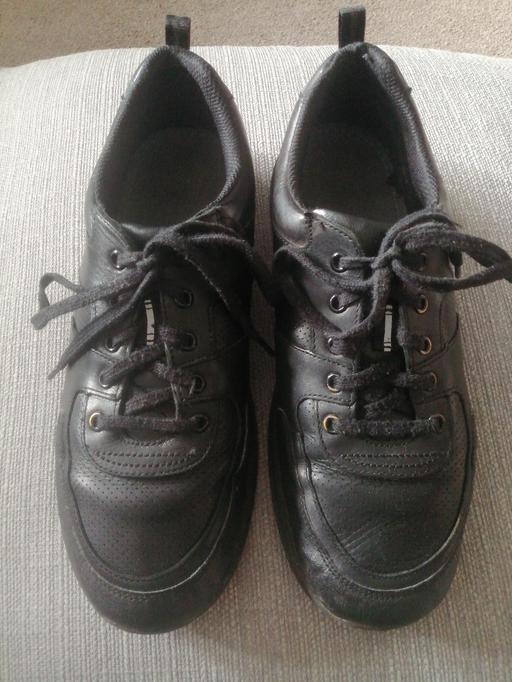  — clarks 7.5 older boys shoes