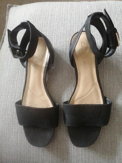  — clarks ladies cushion sandals size 4.5
