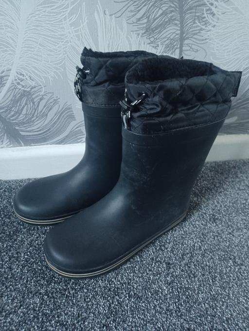  — snow boots  / wellies size 3