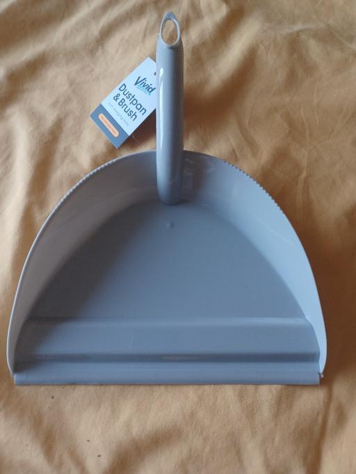  — dustpan