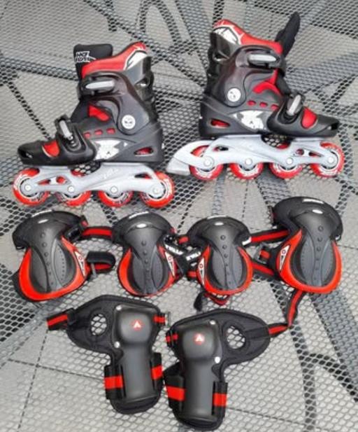  — Junior skates and safety pads set