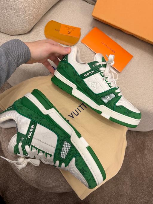  — Men’s trainers