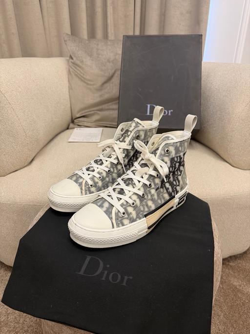  — Women’s trainers