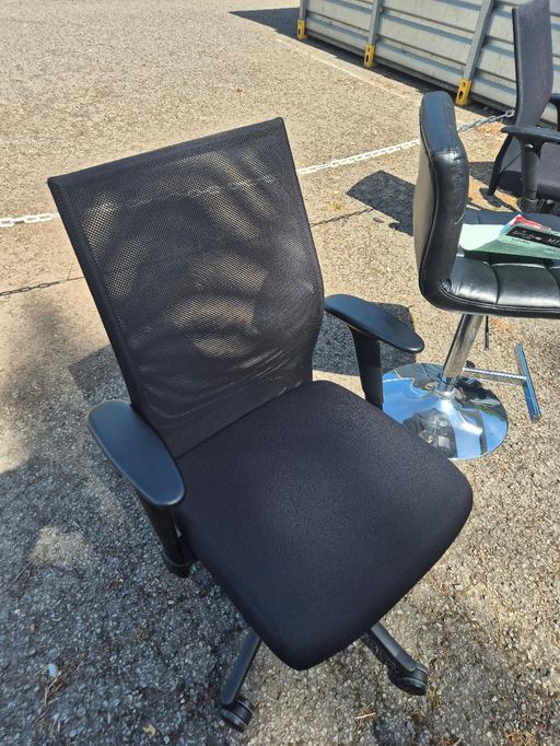  — BLACK ERGO NOMIC OFFICE CHAIR'S