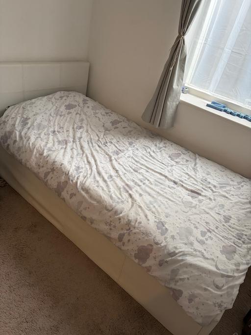  — Single bed