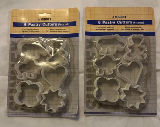  — 2 packs of pastry cutters