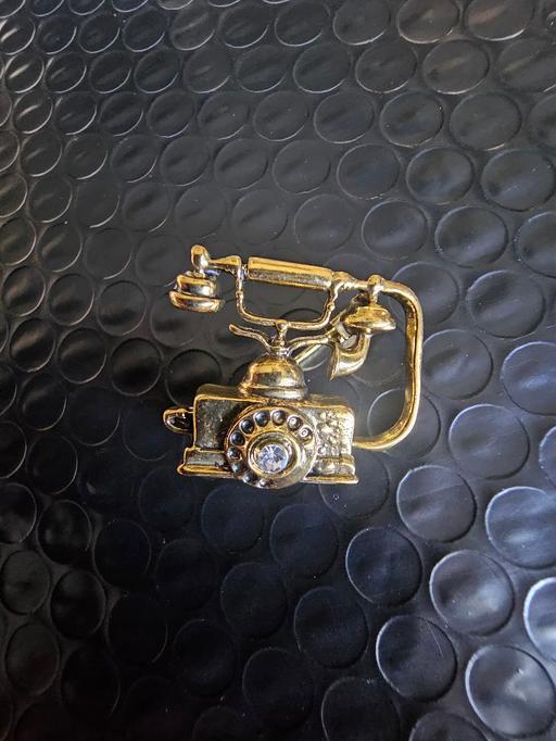  — brooch telephone