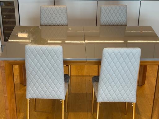  — Extendable grey dining table with 4 chairs