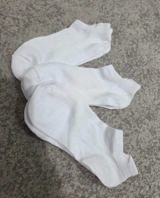  — NEW age 7-10 white sports socks