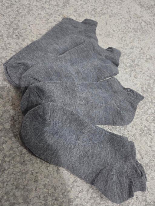  — NEW age 7-10 grey sports socks