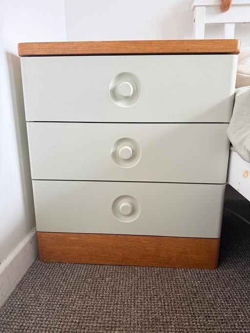  — Bedside tables / drawers