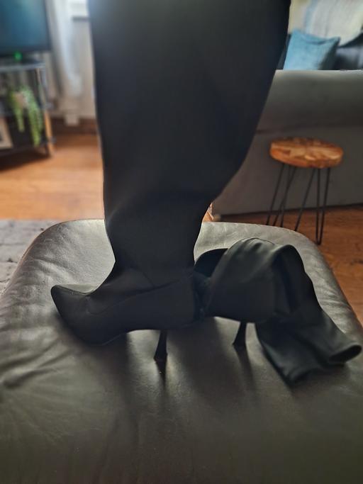  — Heeled boots