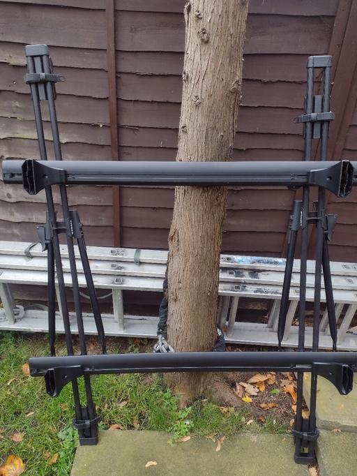  — Car roof rack with Thule cycle carriers