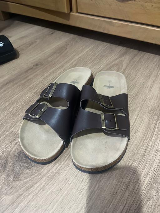  — Brown sliders size 9