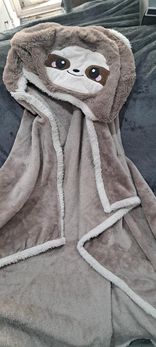  — Hooded Blanket