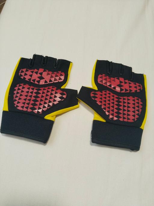  — cycling gloves