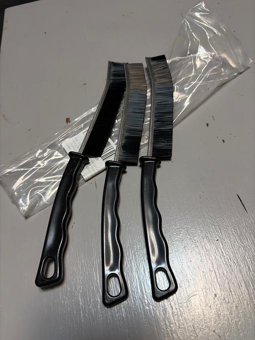 — Cleaning brushes