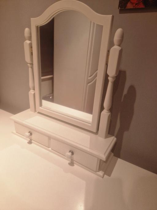  — White dressing table with mirror