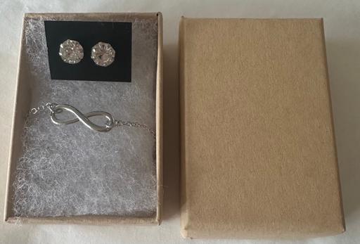  — Earrings and bracelet set