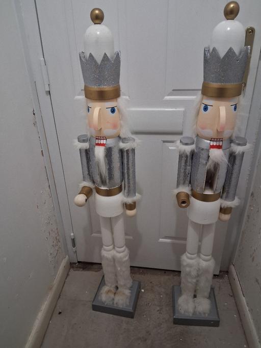  — LARGE NUT CRACKERS