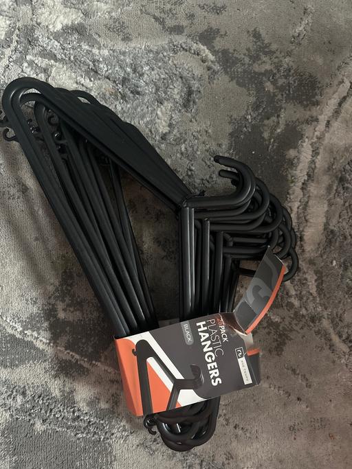 — Pack of 25 hangers