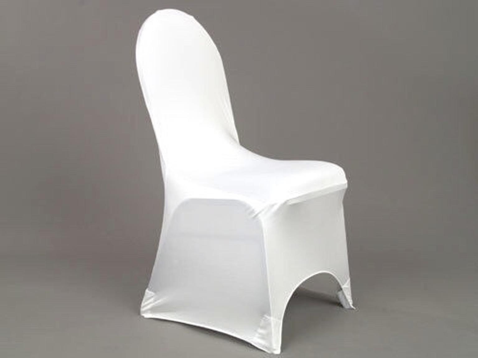 стулья с белыми чехлами