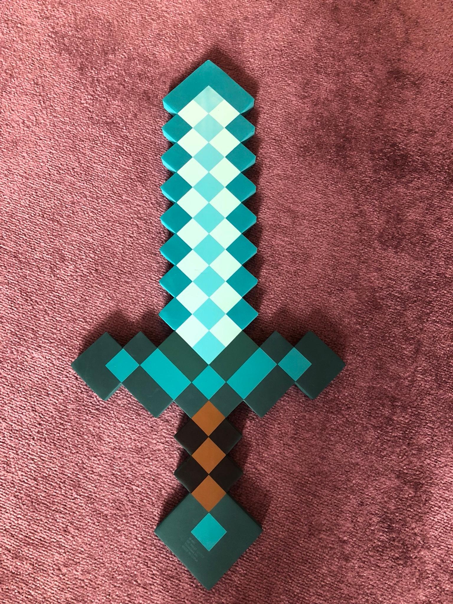 Diamond sword minecraft. Алмазный меч Minecraft. Алмазный меч из Minecraft. Меч из из МАЙНКРАФТА. Меч из майна.