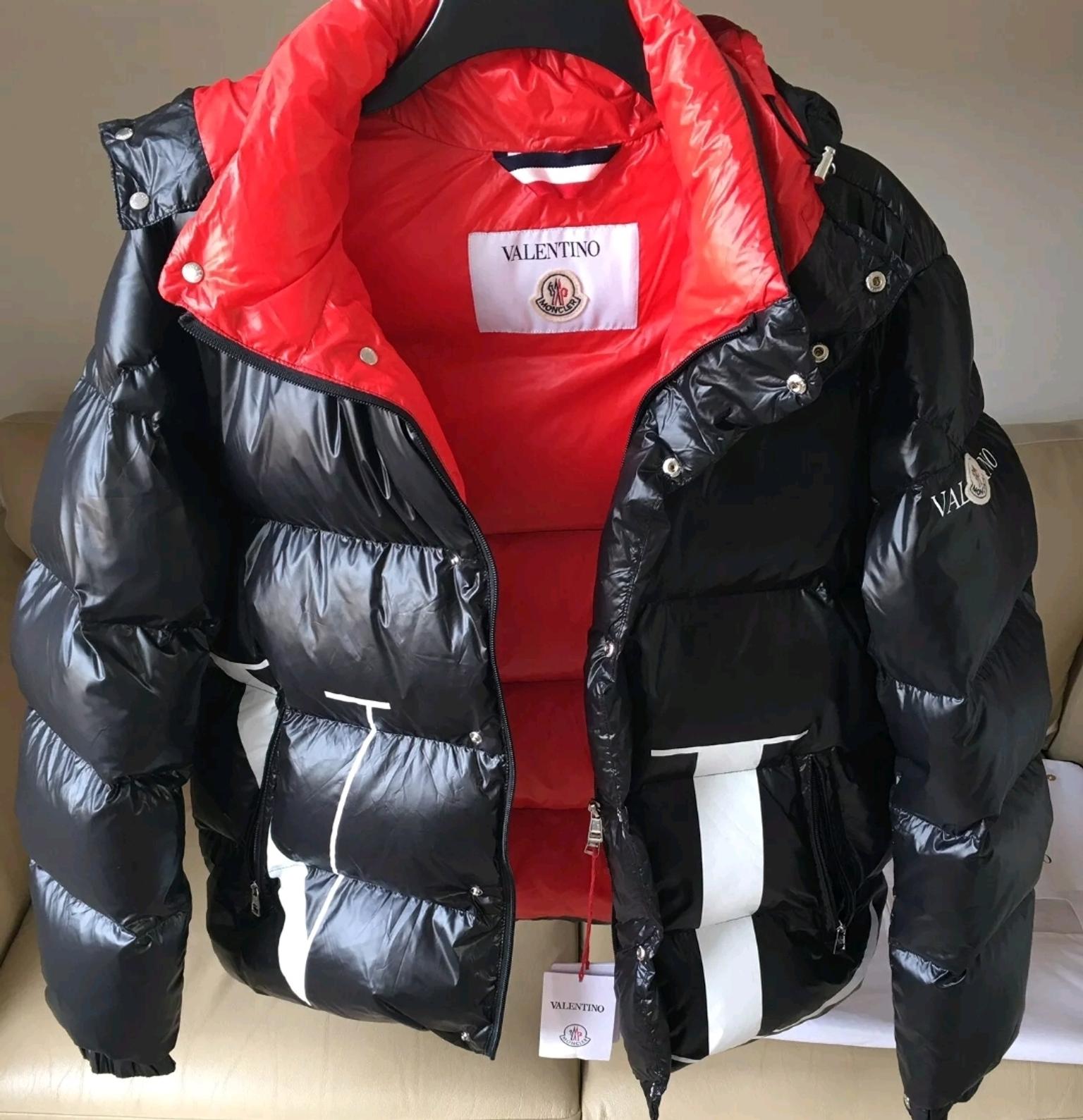 Пуховик valentino. Moncler Valentino. Куртка монклер Валентино. Moncler x Valentino. Moncler Valentino пуховик.