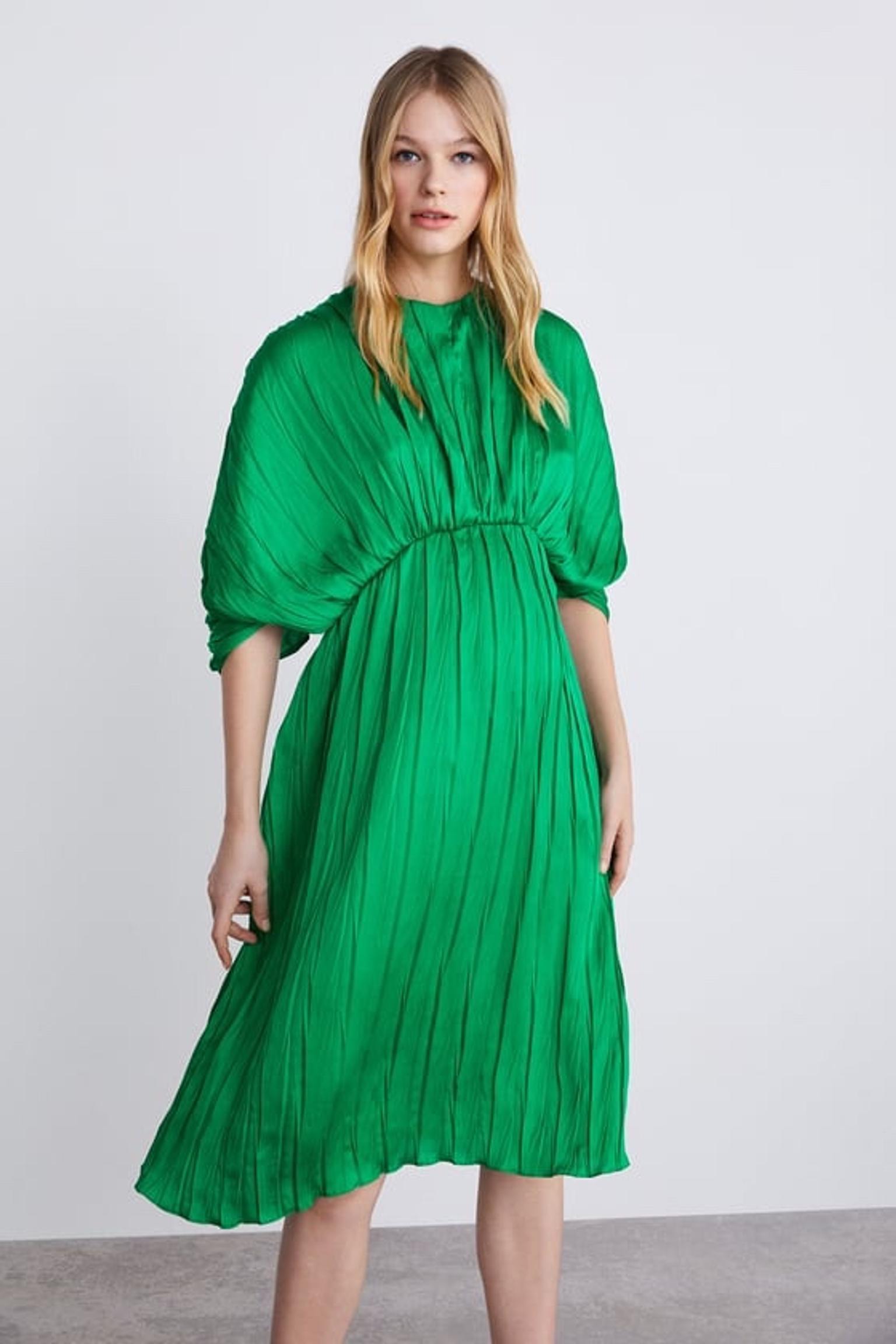 Платье Zara зеленое плиссированное