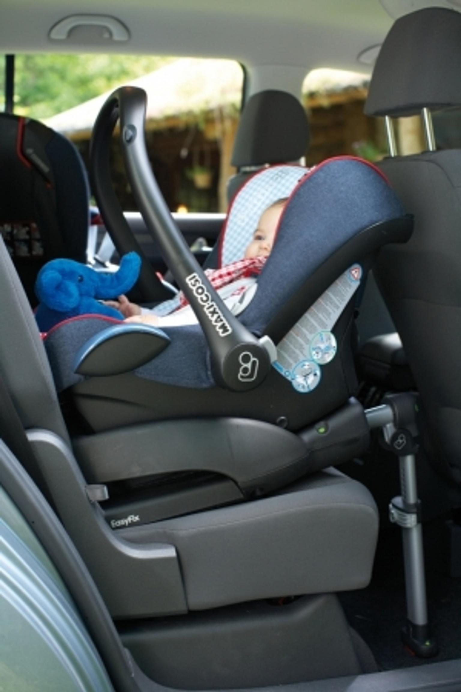 пристегнуть детское кресло в машине ремнем безопасности на заднем сидении